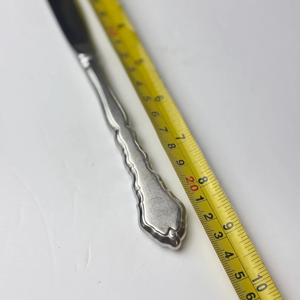 Oneida Michelangelo Stainless Steel Dinner Knife Vintage Ornate Scalloped 9.25in